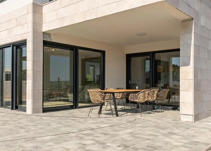 4 Bedroom Cozy In Brig Poljica-Brig