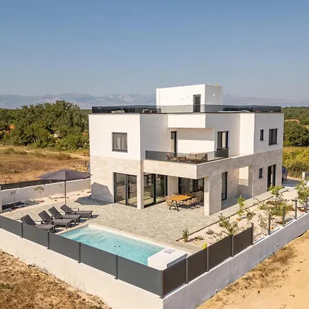 4 Bedroom Cozy In Brig