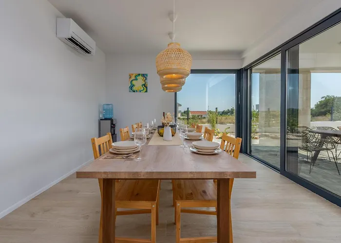 Сasa de vacaciones 4 Bedroom Cozy In Brig *