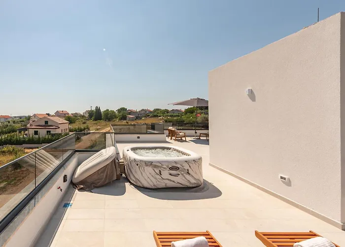 4 Bedroom Cozy In Brig Сasa de vacaciones Poljica-Brig