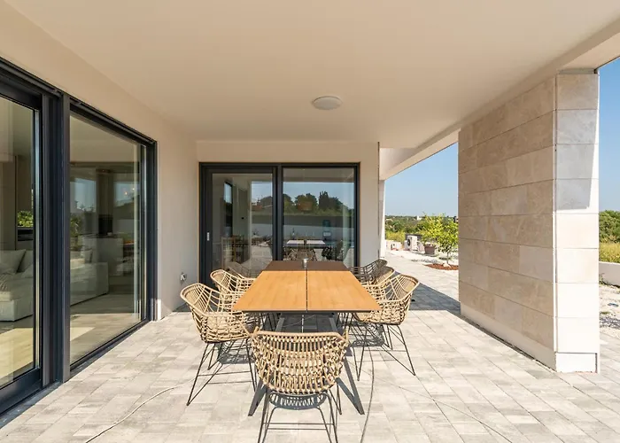 4 Bedroom Cozy In Brig * Poljica-Brig