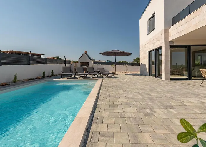 4 Bedroom Cozy In Brig Сasa de vacaciones Poljica-Brig