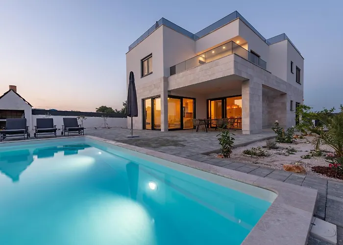 Сasa de vacaciones 4 Bedroom Cozy In Brig Poljica-Brig