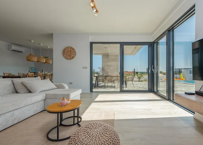 4 Bedroom Cozy In Brig Сasa de vacaciones Poljica-Brig